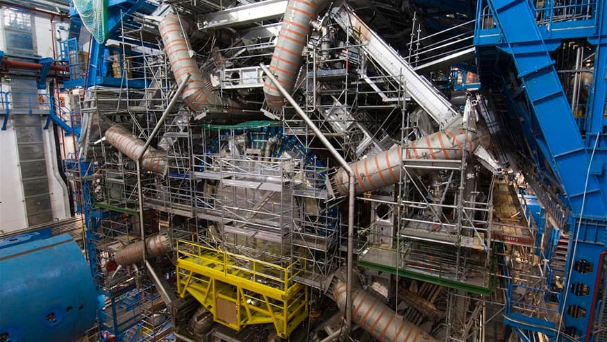 Le système magnétique du détecteur ATLAS du CERN comprend 8 énormes aimants supraconducteurs (tuyaux gris)