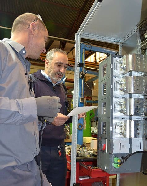 Antonio Rodrigo en el área de Electricidad del departamento de Producción de Inmesol