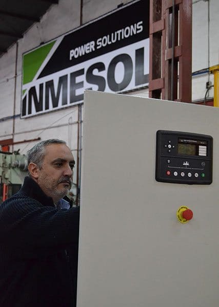 Antonio Rodrigo supervisando una centralita