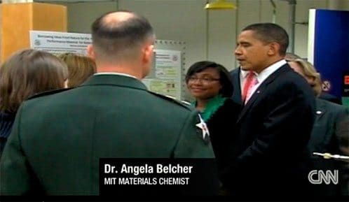 Le président Obama, attentif aux explications de la docteure A. Belcher au MIT (vidéo de la CNN en anglais).