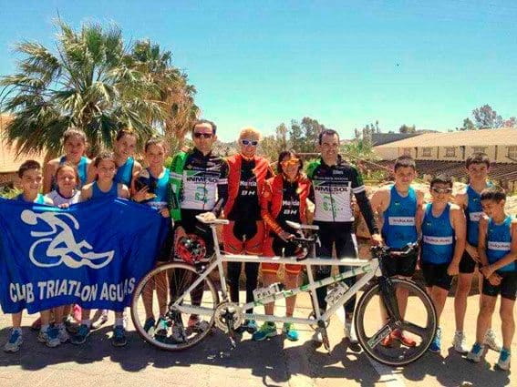 Our Team Goes from Success to Success 3 The TándemMurcia team with children from the Triathlon Club in Águilas (Murcia).