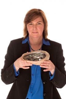 La doctora Belcher sostiene las conchas que han inspirado algunas de sus investigaciones