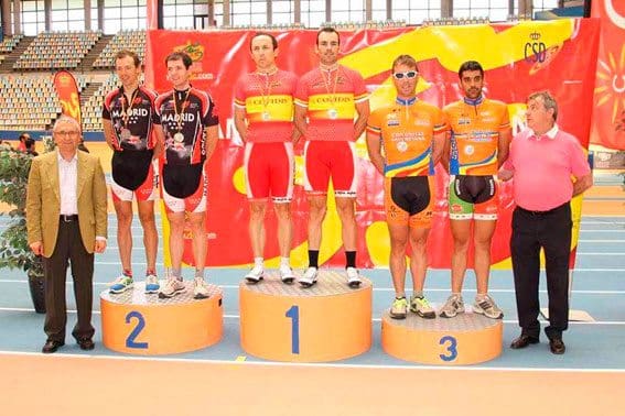 Notre équipe continue à rafler des médailles 1 Nos champions d’Espagne sur le plus haut podium, leur médaille d’or flambant neuf au cou.