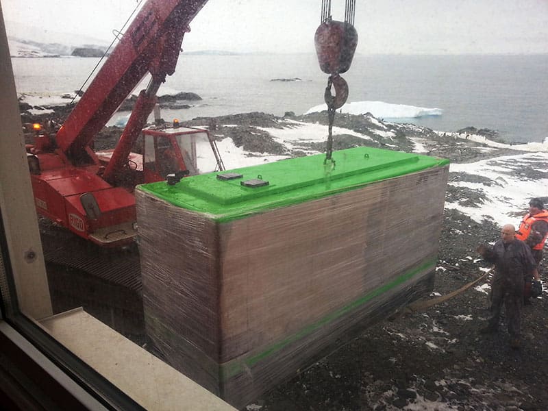 Uno de los dos grupos electrógenos de Inmesol durante las maniobras de instalación en la base O’Higgins de la Antártica.
