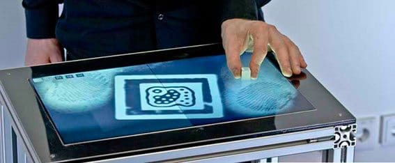 Le système reconnaît comme mot de passe des marques effectuées avec un objet.