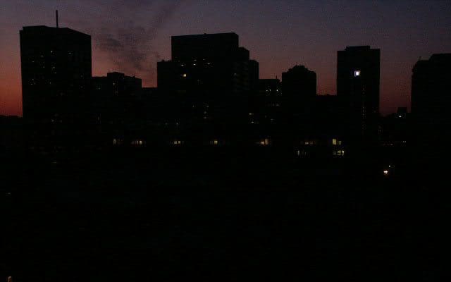 Toronto plongée dans le noir à cause du blackout de 2003 (Wikimedia Commons).