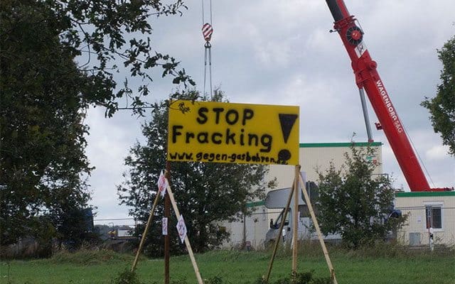 Sign protesting against hydraulic fracturing in Germany (Image: Battenbrook, Wikipedia). «<a href="http://commons.wikimedia.org/wiki/File:Gasbohrung_%22B%C3%B6tersen_Z11%22.JPG#mediaviewer/Archivo:Gasbohrung_%22B%C3%B6tersen_Z11%22.JPG">Gasbohrung "Bötersen Z11"</a>» por <a title="User:Battenbrook" href="//commons.wikimedia.org/wiki/User:Battenbrook">Battenbrook</a> - <span class="int-own-work" data-mce-mark="1">Trabajo propio</span>. Disponible bajo la licencia <a title="Creative Commons Attribution-Share Alike 3.0" href="http://creativecommons.org/licenses/by-sa/3.0">CC BY-SA 3.0</a> vía <a href="//commons.wikimedia.org/wiki/">Wikimedia Commons</a>.