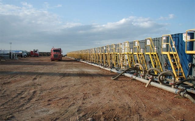 Image: Joshua Doubek, Wikipedia. Tanks of water prepared for the process of hydraulic fracturing in a well. «<a href="http://commons.wikimedia.org/wiki/File:Water_tanks_preparing_for_a_frac_job.JPG#mediaviewer/Archivo:Water_tanks_preparing_for_a_frac_job.JPG">Water tanks preparing for a frac job</a>» por <a class="new" title="User:Joshua Doubek (la página no existe)" href="//commons.wikimedia.org/w/index.php?title=User:Joshua_Doubek&amp;action=edit&amp;redlink=1">Joshua Doubek</a> - <span class="int-own-work">Trabajo propio</span>. Disponible bajo la licencia <a title="Creative Commons Attribution-Share Alike 3.0" href="http://creativecommons.org/licenses/by-sa/3.0">CC BY-SA 3.0</a> vía <a href="//commons.wikimedia.org/wiki/">Wikimedia Commons</a>.