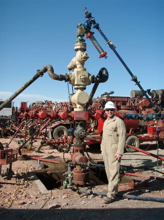 Image: Joshua Doubek, Wikipedia. Head of a hydraulic fracturing well, through which fluids are injected into the ground. «<a href="http://commons.wikimedia.org/wiki/File:Well_Head_where_fluids_are_injected_into_the_ground.JPG#mediaviewer/Archivo:Well_Head_where_fluids_are_injected_into_the_ground.JPG">Well Head where fluids are injected into the ground</a>» por <a class="new" title="User:Joshua Doubek (la página no existe)" href="//commons.wikimedia.org/w/index.php?title=User:Joshua_Doubek&amp;action=edit&amp;redlink=1">Joshua Doubek</a> - Trabajo propio. Disponible bajo la licencia <a title="Creative Commons Attribution-Share Alike 3.0" href="http://creativecommons.org/licenses/by-sa/3.0">CC BY-SA 3.0</a> vía <a href="//commons.wikimedia.org/wiki/">Wikimedia Commons</a>.