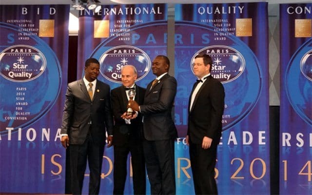 Notre distributeur au Burkina Faso reçoit le prestigieux prix international Star for Leadership in Quality 1 M. Karim A. Kombelemsigri, administrateur général de Belkom Industrie, reçoit le prix des mains du président de BID, José E. Prieto.