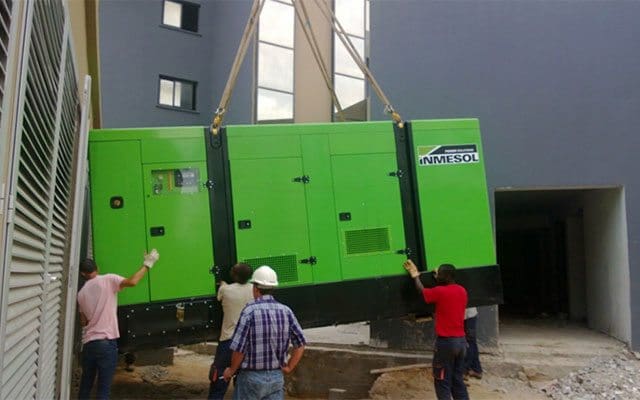 una serie de grupos electrógenos en paralelo –IT720 e IT310– que pueden actuar indistintamente como suministro principal y como fuente de energía en caso de emergencia