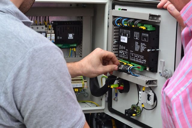 Detalle del interior del panel de control de la centralita DSE 6020MKII