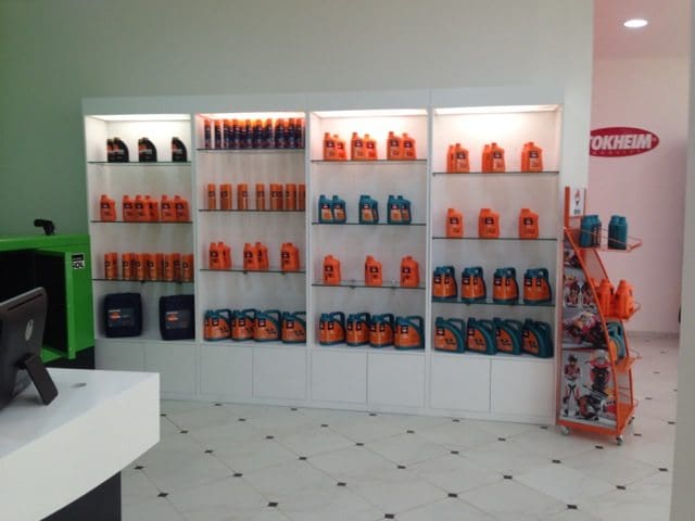 distribuidor de lubricantes Repsol y bombas de gasolineras Tokheim en Angola.