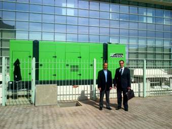  le directeur de SEEI et le responsable des Ventes d’Inmesol en Afrique, devant l’équipement installé au Centre hospitalier international Carthagène.