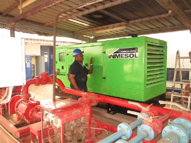 Un técnico en Camerún supervisa la instalación del grupo electrógeno INMESOL
