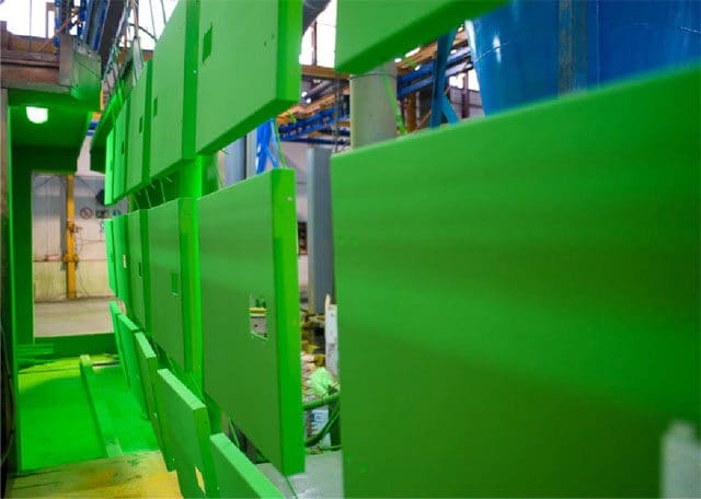 Pièces de carrosseries Inmesol pendant les opérations de peinture.