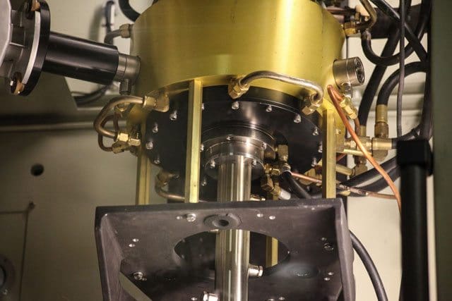 Le four d’étirement de la fibre chauffe les tubes à environ 2 200 degrés Celsius