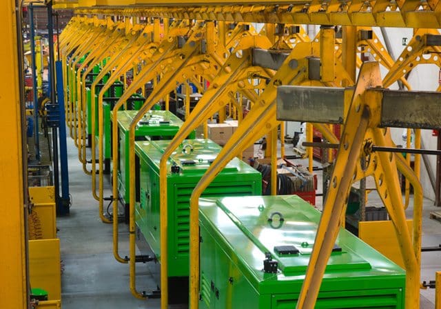 Chaîne de montage des groupes électrogènes Inmesol, version insonorisée.