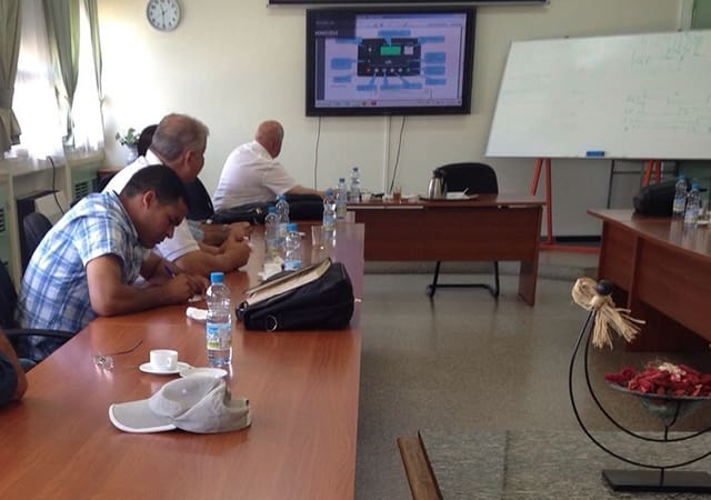 Ing. Hakan Ericsson mostrando las posibilidades de las unidades de control DEEP SEA