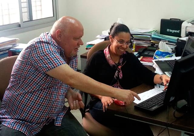 Ing. Hakan Ericsson answering some questions to Meriam Mezian, engineer in the Quality and Service area at TER