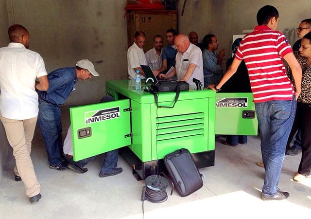 L’Ingénieur Hakan Ericsson en train de transmettre la programmation depuis l’ordinateur à la centrale de contrôle du groupe électrogène L’Ingénieur Hakan Ericsson en train de transmettre la programmation depuis l’ordinateur à la centrale de contrôle du groupe électrogène