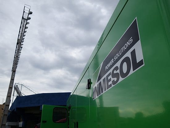 Groupe électrogène INMESOL mod. II-440 à côté des lampadaires qu’il alimente Groupe électrogène INMESOL mod. II-440 à côté des lampadaires qu’il alimente