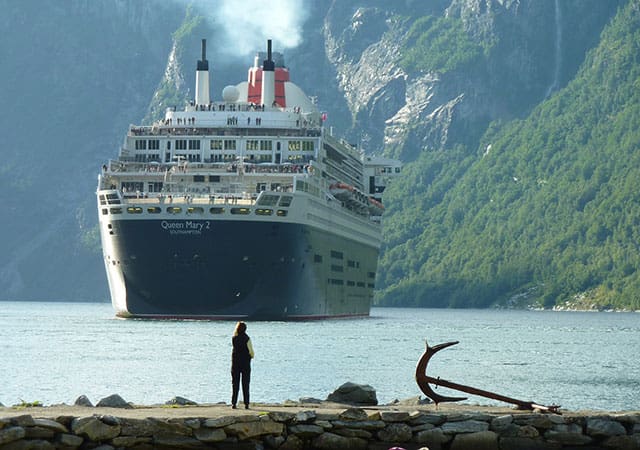Bateaux qui accostent aux ports Bateaux qui accostent aux ports