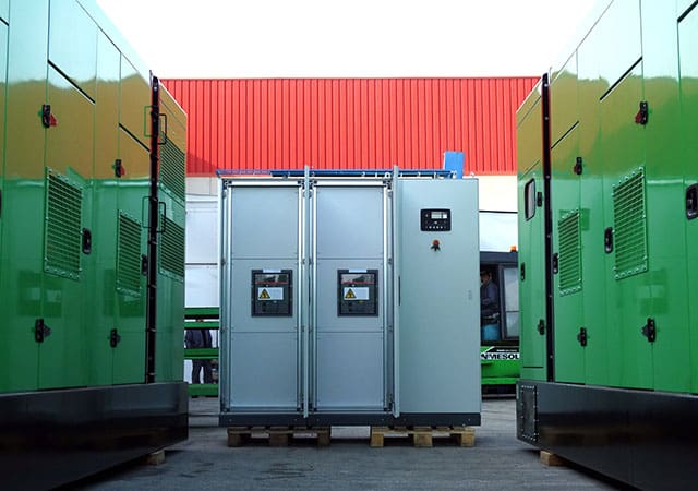 Parallel gensets: Power and efficiency integrated into a single system 2 2500 A ATS panel, enabling the synchronised operation between both sets and the mains