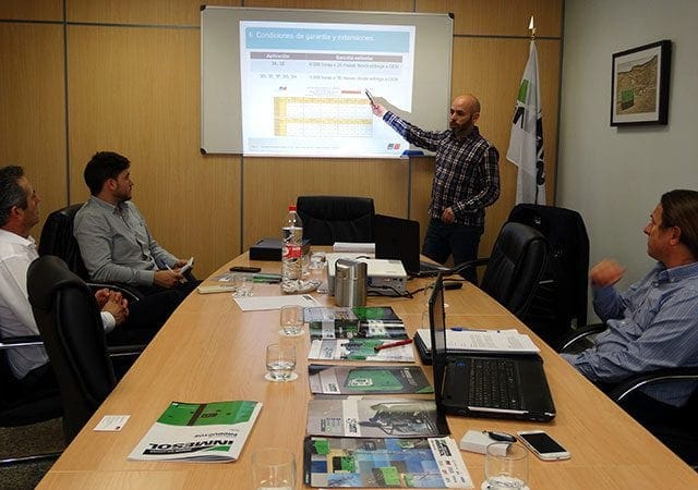 Sergio Frutos y Antonio Escudero del Dpto. de Ingeniería y Postventa de INMESOL asistiendo a la jornada