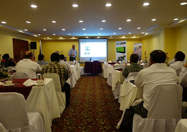 Présentation au GUATEMALA 3 Assistants écoutant les explications de Luis Navarro
