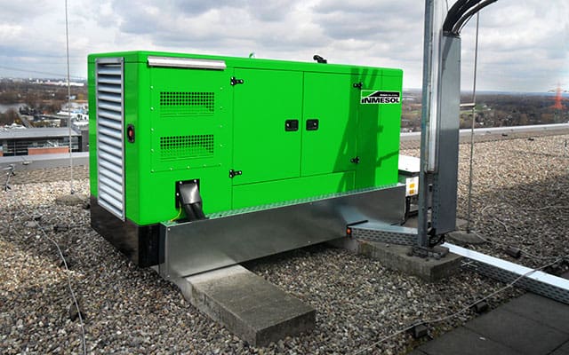 Le groupe électrogène INMESOL IV-110 installé sur le toit du centre d’affaires