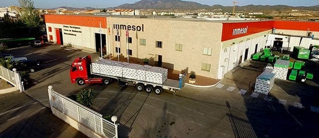 Camión cargando 6 generadores modelo IIRN-165 con dirección a Francia