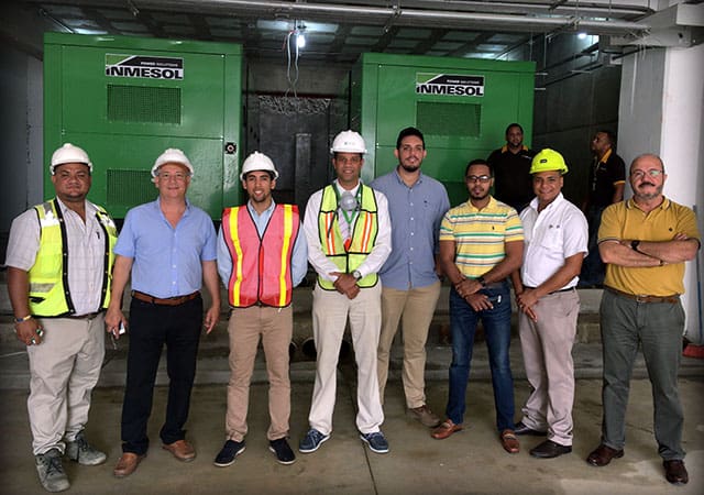 Directeurs techniques de travaux, techniciens d'entretien de l'hôpital, installateurs et commerciaux après l'installation et la mise en service des groupes électrogènes