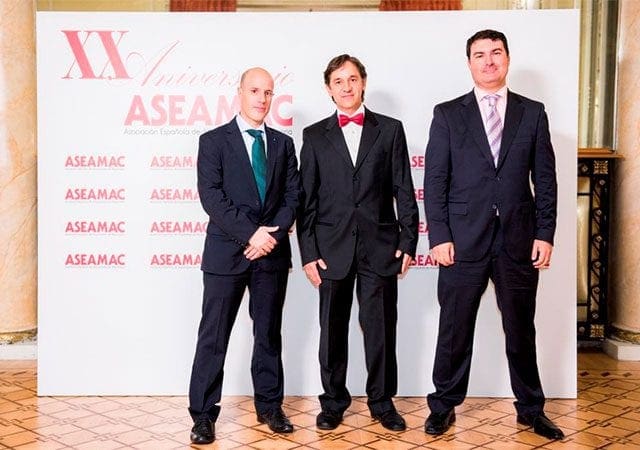 Inmesol celebra el XX ANIVERSARIO de ASEAMAC 2 De izquierda a derecha: Joaquín Cazorla (Dpto. Ventas Nacional de INMESOL), Jordi Torres (miembro de la Junta Directiva de ASEAMAC) e Ignacio Morell (Dpto. Ventas Nacional de INMESOL)