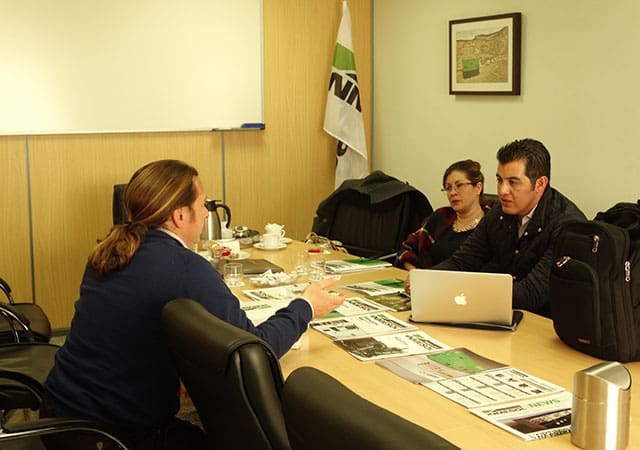 Le directeur d'ERLUX Power Group rend visite à INMESOL 2 Sergio Frutos pendant sa présentation