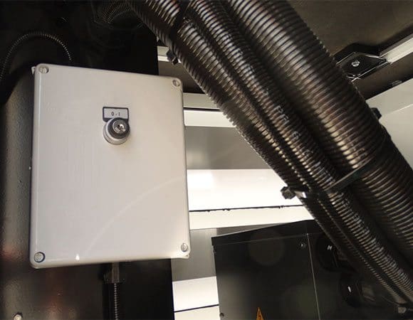 Démarrer un groupe électrogène grâce à l'énergie solaire 2 Le chargeur permet d'avoir des batteries chargées en permanence