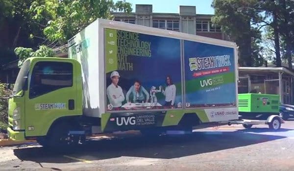 Le Steam Truck transportant le groupe électrogène mobile INMESOL, modèle IK-015