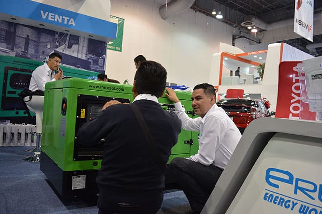 Visitantes al stand observando los detalles del IK-021