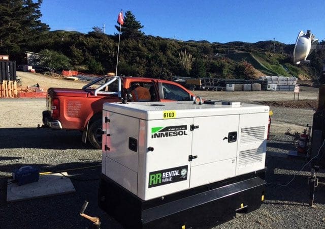 Grupo electrógeno de 30 kVA PRP a pie de obra en la autovía Gulley