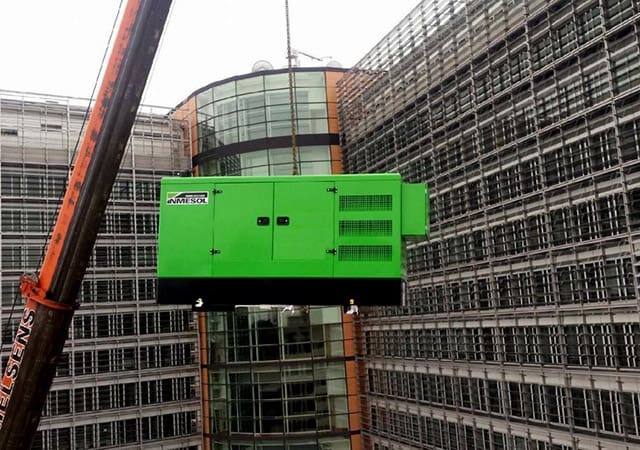 INMESOL stand-by generator set, model II-110, being lifted to the Berlaymont’s roof
